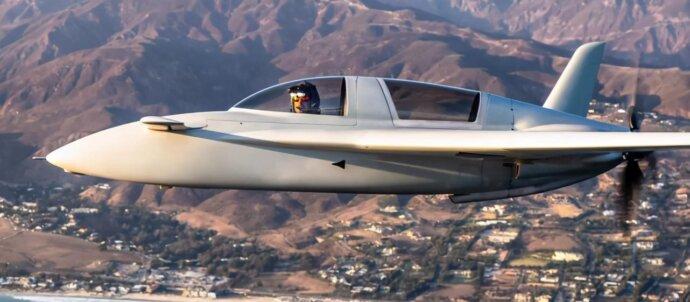 SuperSonic Radio _ Premieră în istoria aviației! Dogfight între un pilot de F-22, aflat într-o aeronavă reală, și un sistem de AI care a simulat un J-20