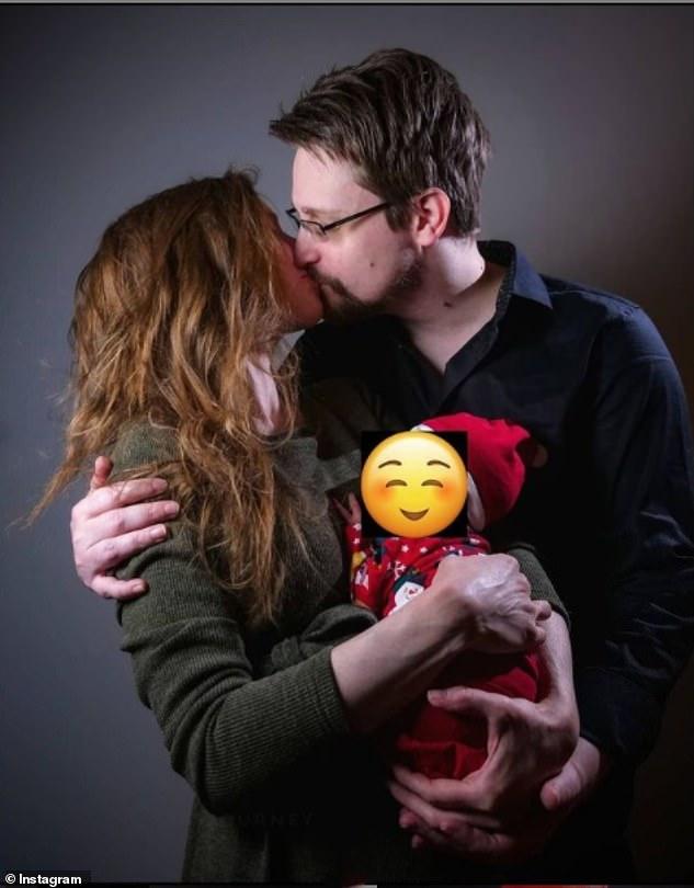 37266350 9088131 The couple blocked the face of their child a son using a face em a 33 1608948125111