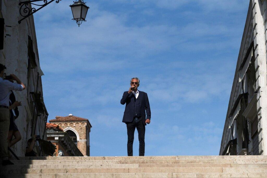 Veneția: Andrea Bocelli a cântat pe podul Rialto la inaugurarea acestuia după restaurare 3 613884ce4e3fe10bc0f60657