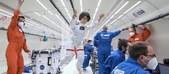 SuperSonic Radio - O păpușă Barbie astronaut a fost lansată într-un zbor la gravitație zero