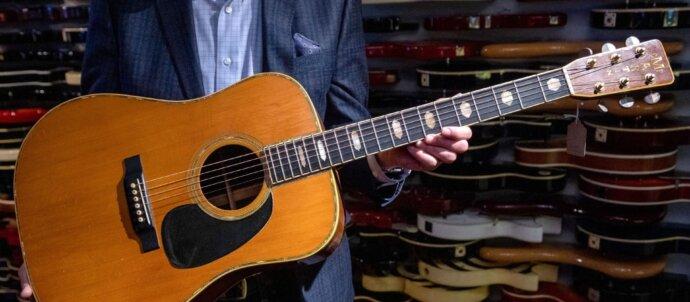 SuperSonic Radio - Chitara acustică a lui Eric Clapton din anii 1960 s-a vândut la licitație cu $625.000