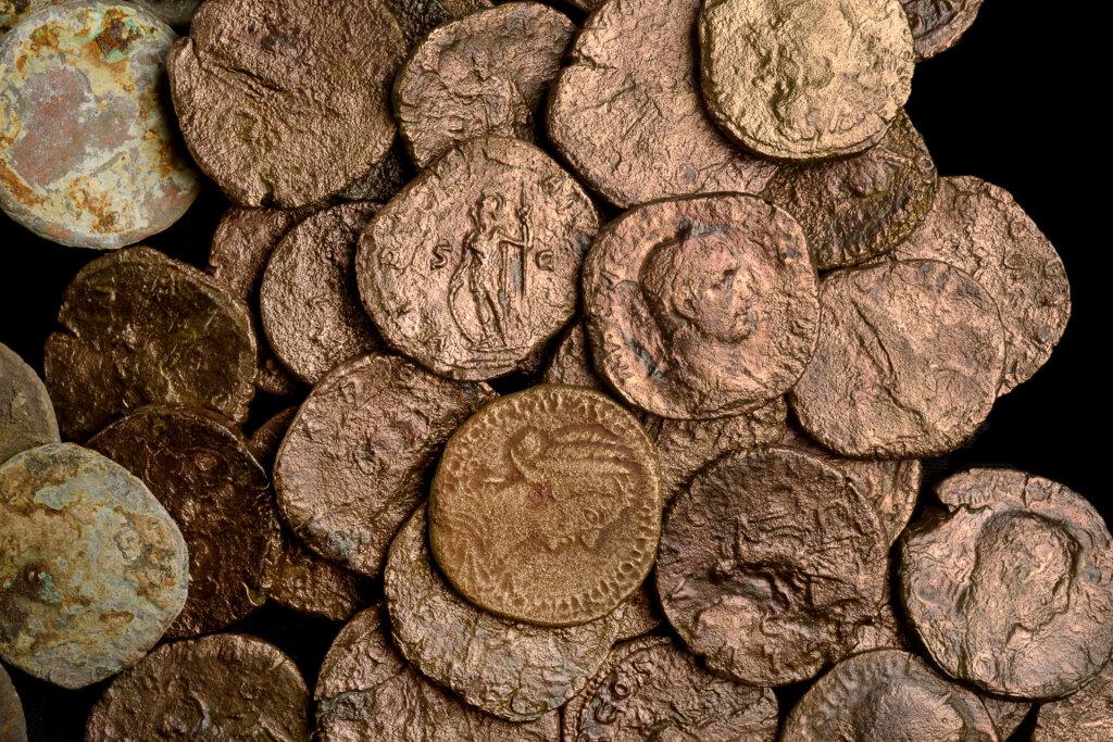 Israel: Arheologii au descoperit un inel creștin ce datează din epoca Imperiului Roman 1 12.Hoard of coins from the Roman period. Photo Dafna Gazit Israel Antiquities Authority