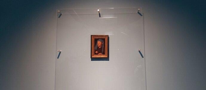 omul cu tichie albastra